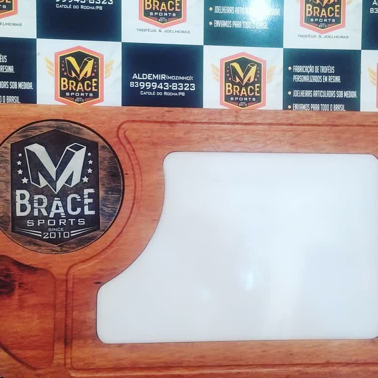 Placa em madeira M Brace — troféu em resina produzido pela M Brace