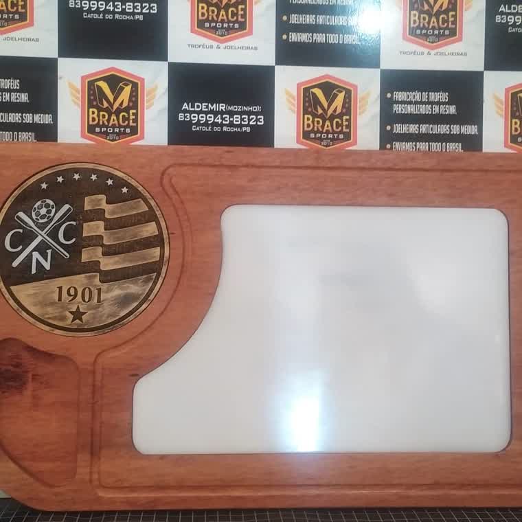 Placa comemorativa em madeira — troféu em resina produzido pela M Brace