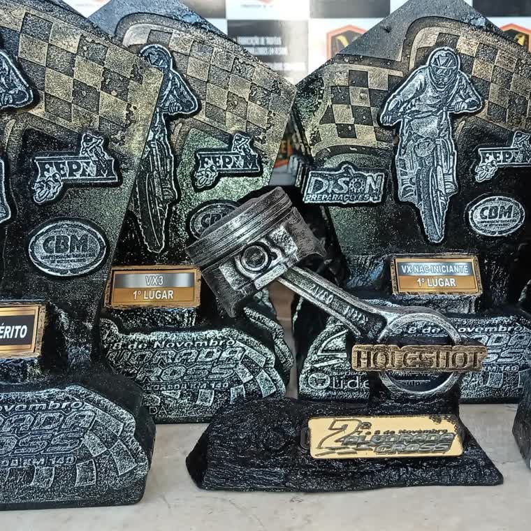 Conjunto de troféus de motocross — troféu em resina produzido pela M Brace