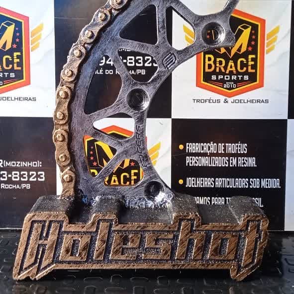 Troféu corrente e pinhão — troféu em resina produzido pela M Brace